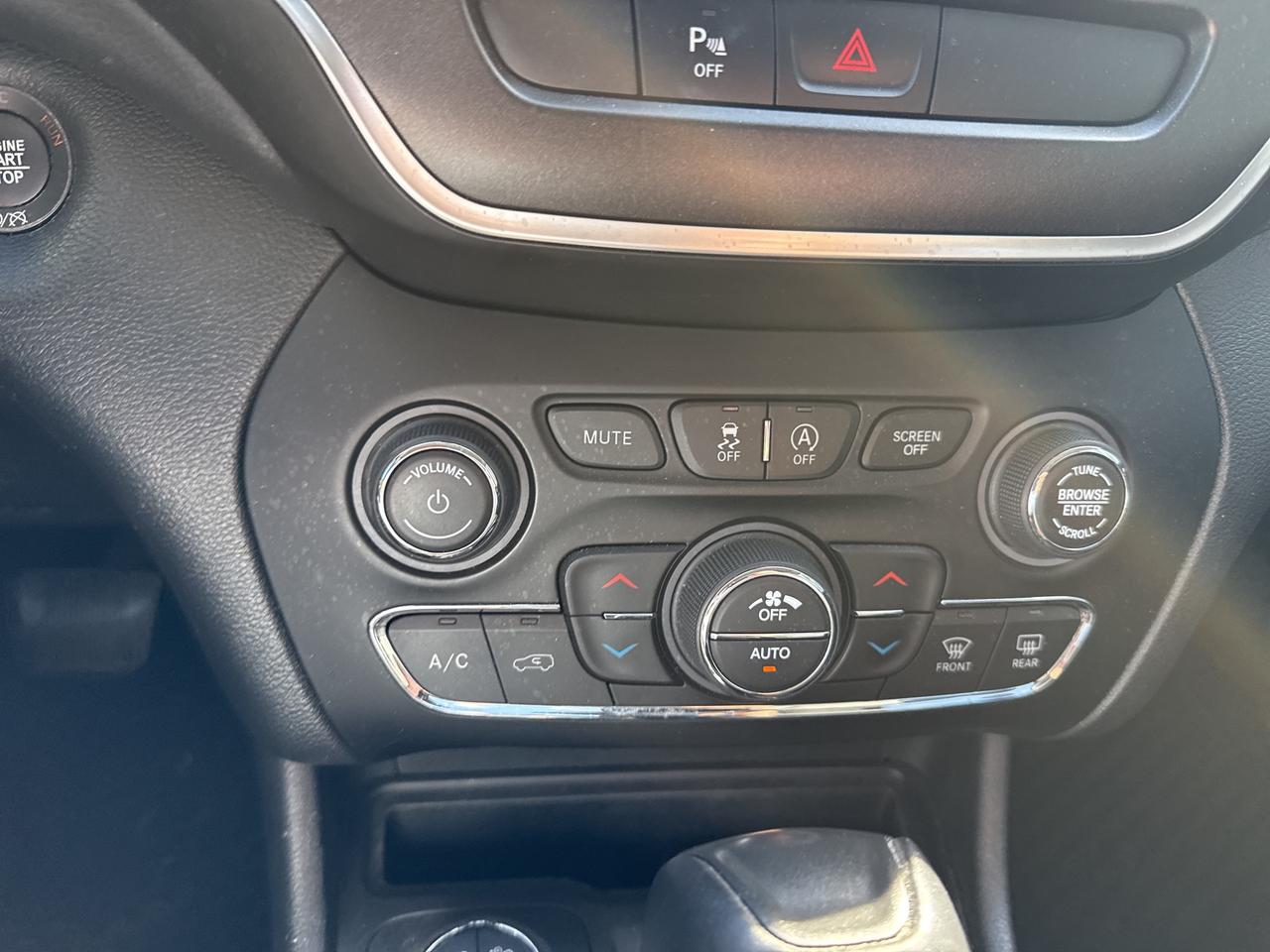 2020 Jeep Cherokee Trailhawk Photo