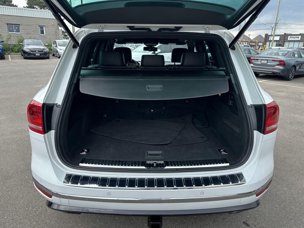 2015 Volkswagen Touareg V6 AWD Execline R-Line   ACCIDENT FREE   CERTIFIED Photo