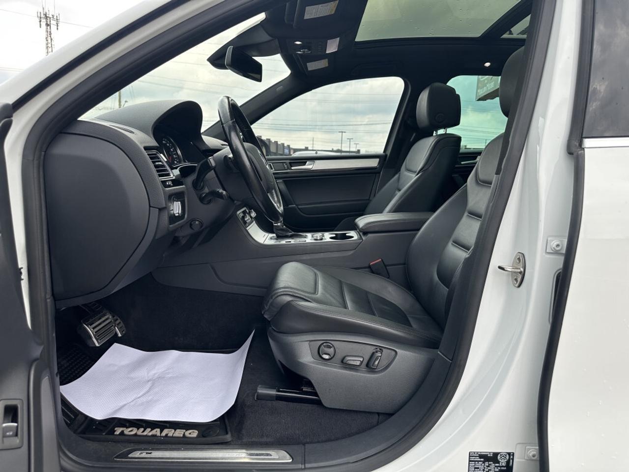 2015 Volkswagen Touareg V6 AWD Execline R-Line   ACCIDENT FREE   CERTIFIED Photo