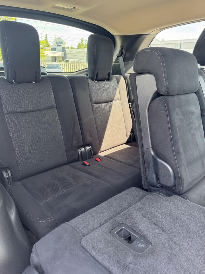 2015 Nissan Pathfinder 4WD 7 Passenger Photo