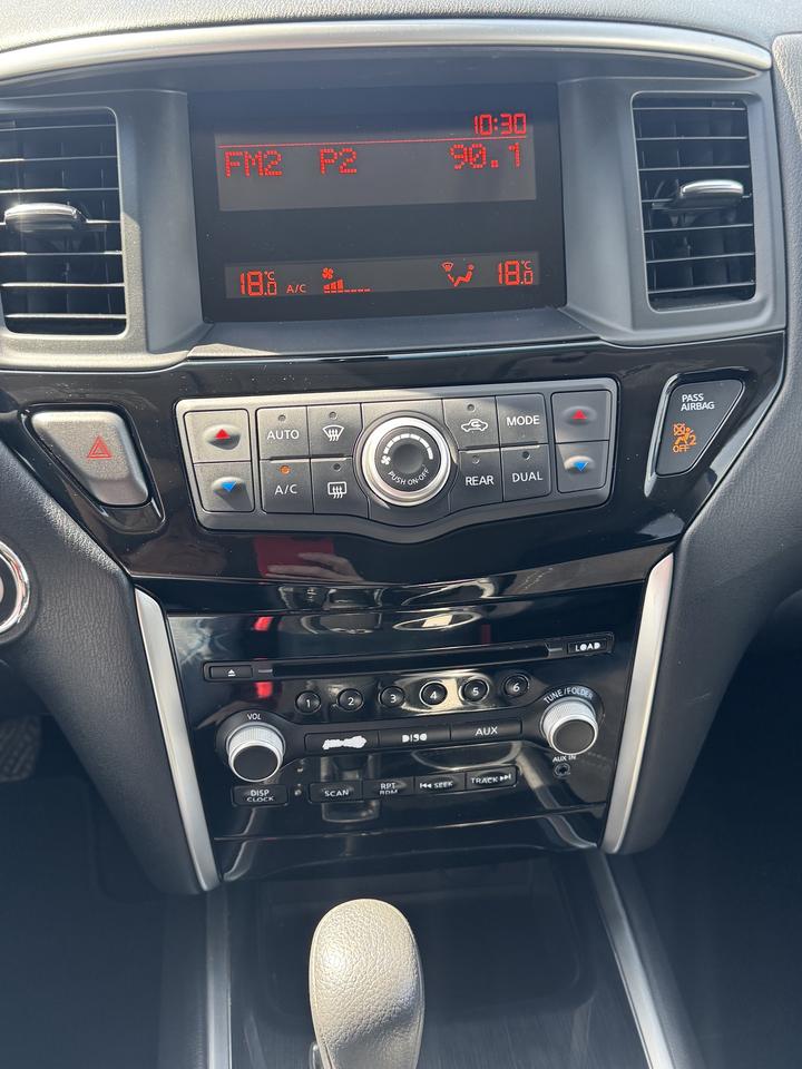 2015 Nissan Pathfinder 4WD 7 Passenger Photo