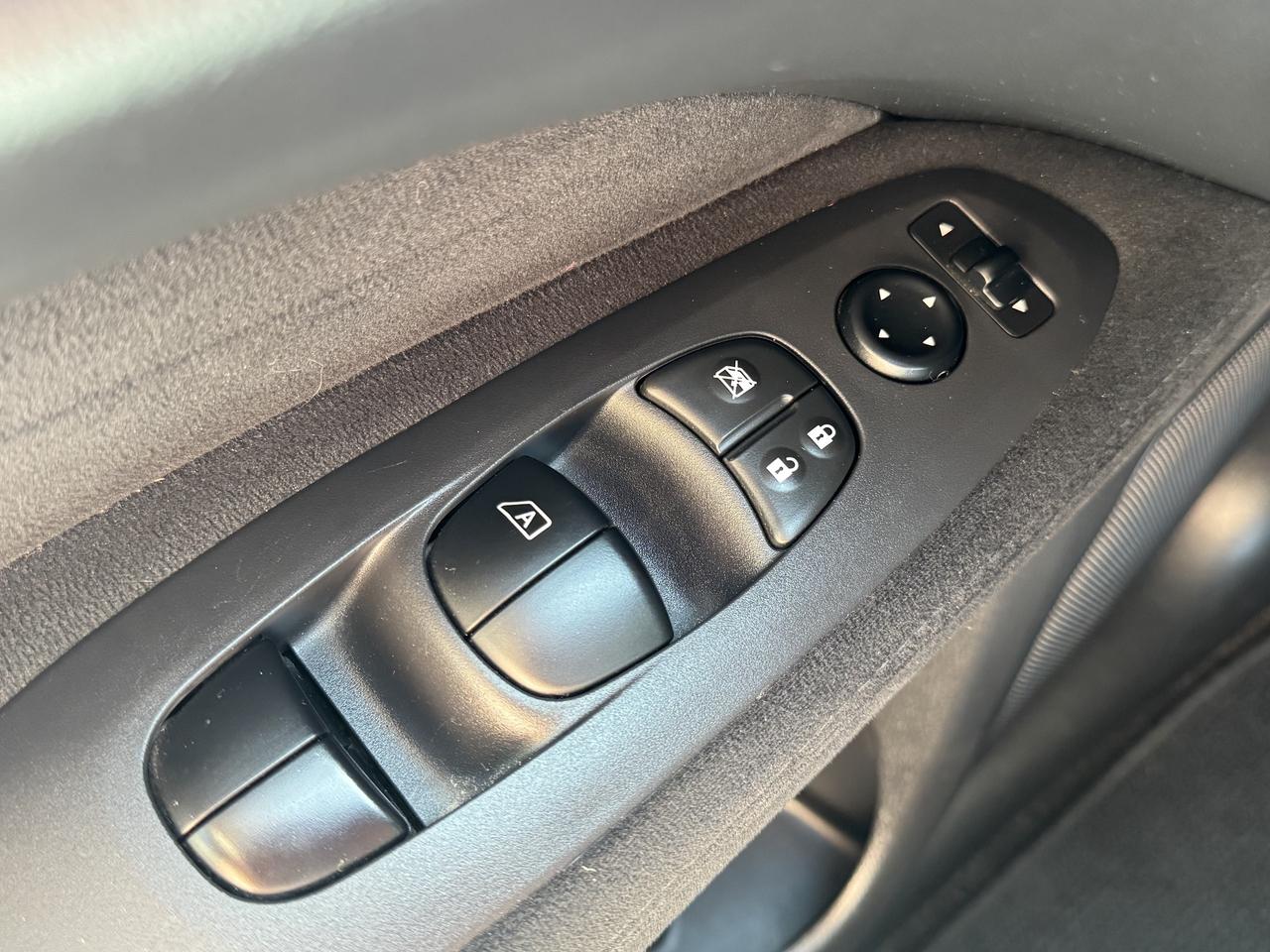 2015 Nissan Pathfinder 4WD 7 Passenger Photo