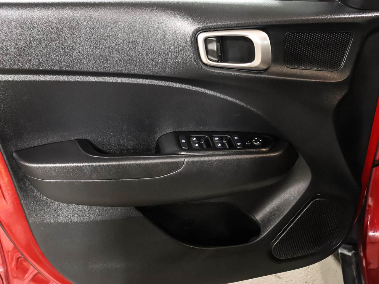 2023 Hyundai Venue Preferred IVT Photo