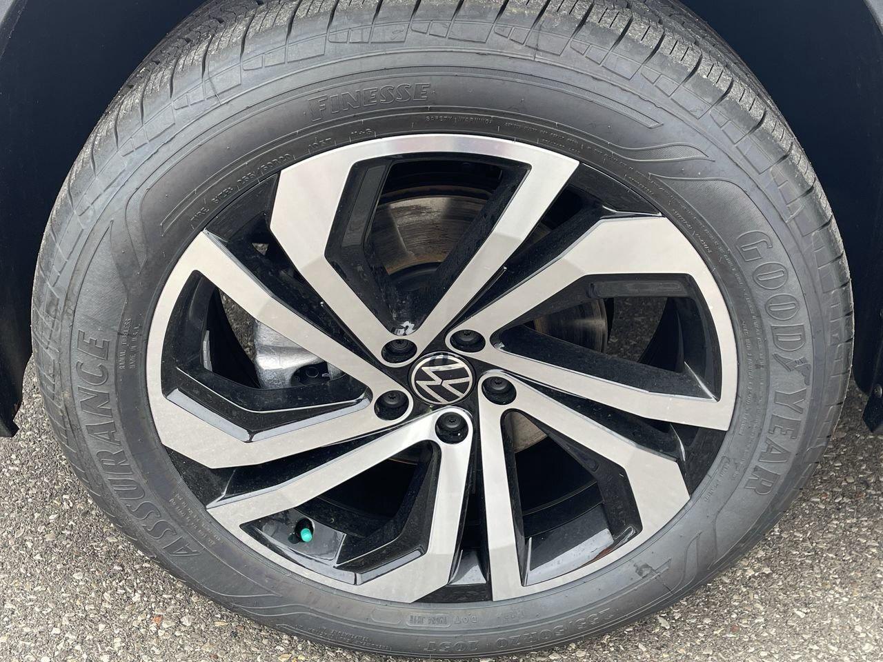2023 Volkswagen Atlas Highline 3.6L 8sp at w/Tip 4MOTION Leather  Alloy Photo