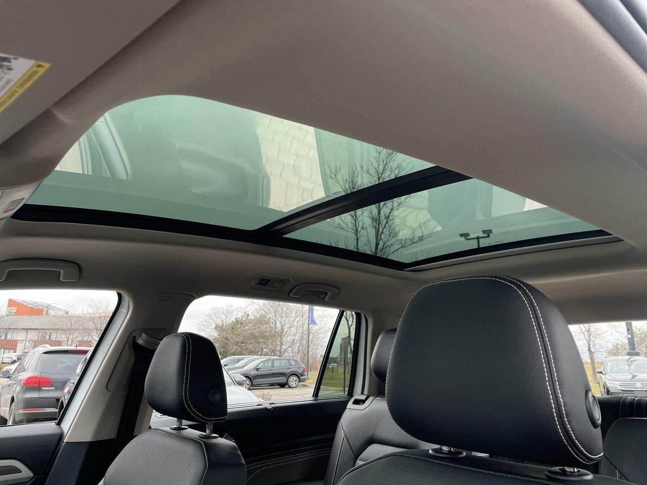 2023 Volkswagen Atlas Highline 3.6L 8sp at w/Tip 4MOTION Leather  Alloy Photo
