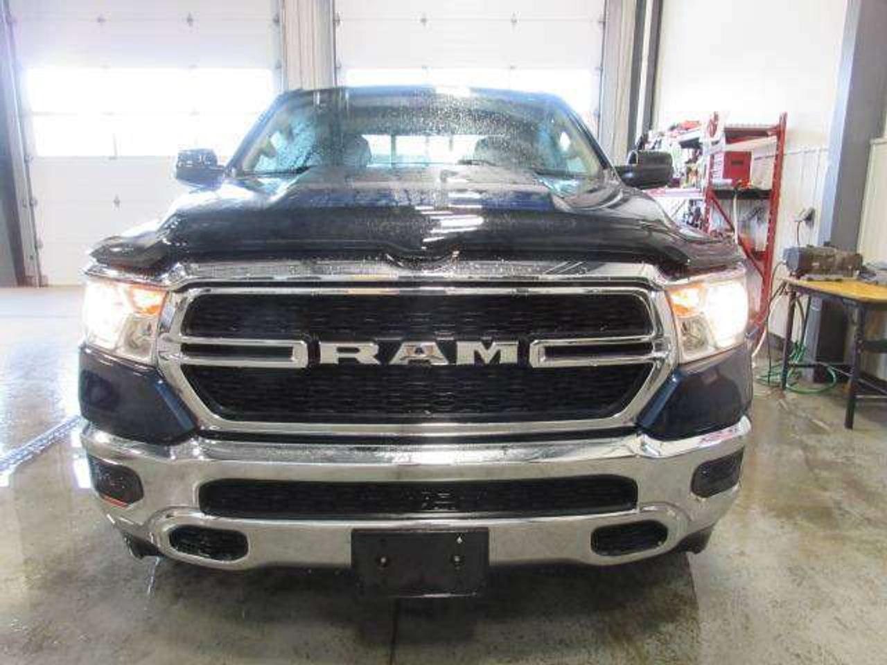 2020 RAM 1500 TRADESMAN 4X4 QUAD CAB, A/C, BT, CAMERA, 129K! Photo