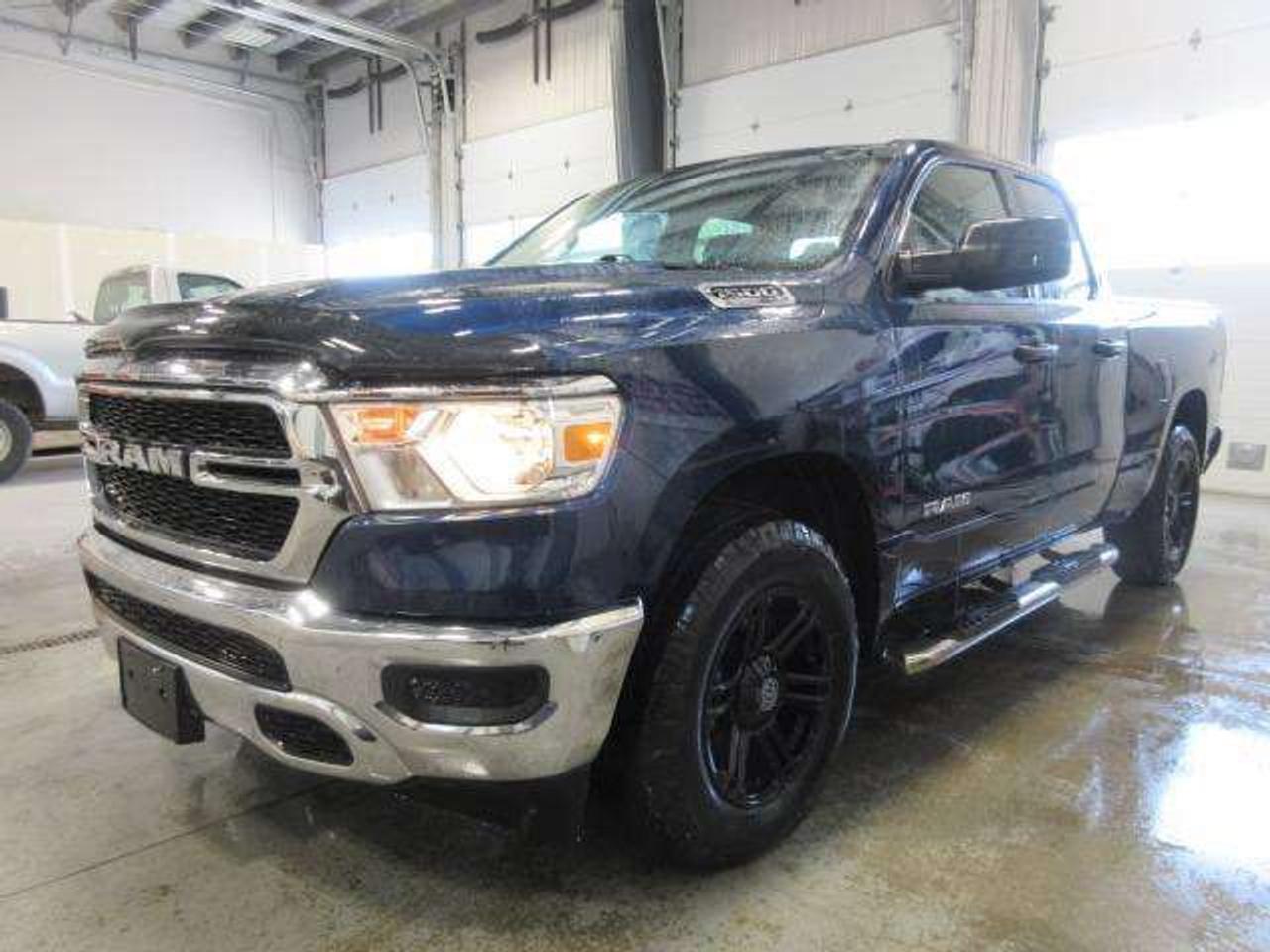 2020 RAM 1500 TRADESMAN 4X4 QUAD CAB, A/C, BT, CAMERA, 129K! Photo