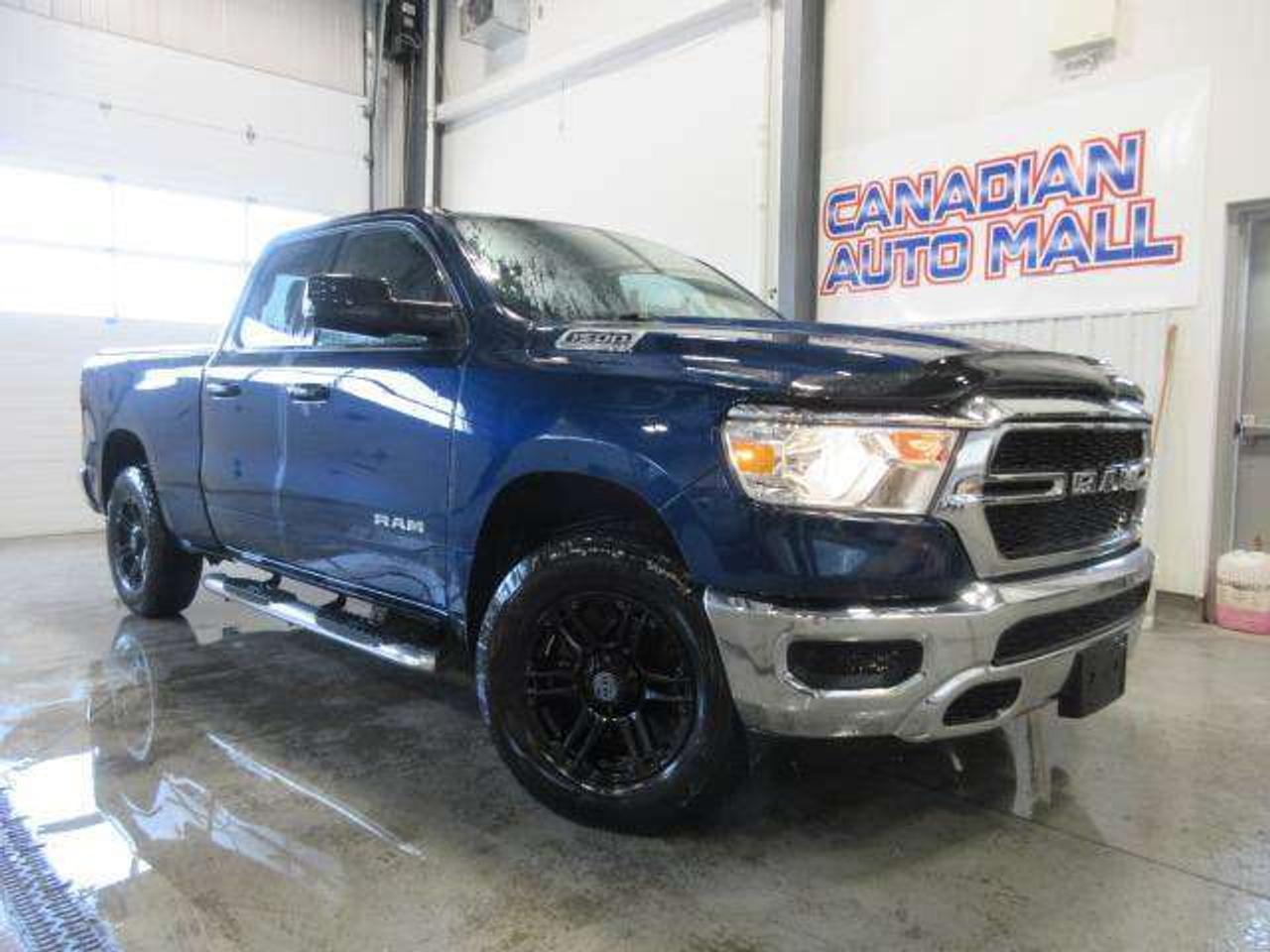 2020 RAM 1500 TRADESMAN 4X4 QUAD CAB, A/C, BT, CAMERA, 129K! Photo