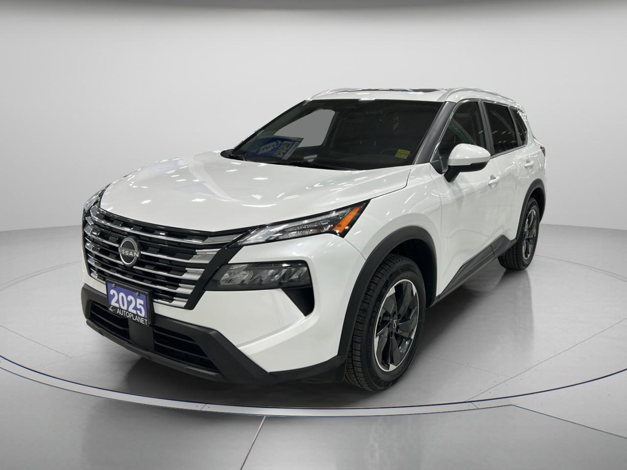2025 Nissan Rogue SV AWD, Pano Roof, Apple CarPlay, Remote Start! Photo