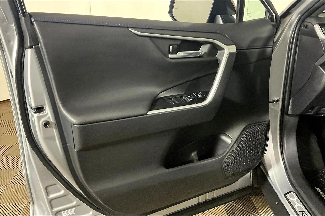 2024 Toyota RAV4 HYBRID XSE AWD Photo