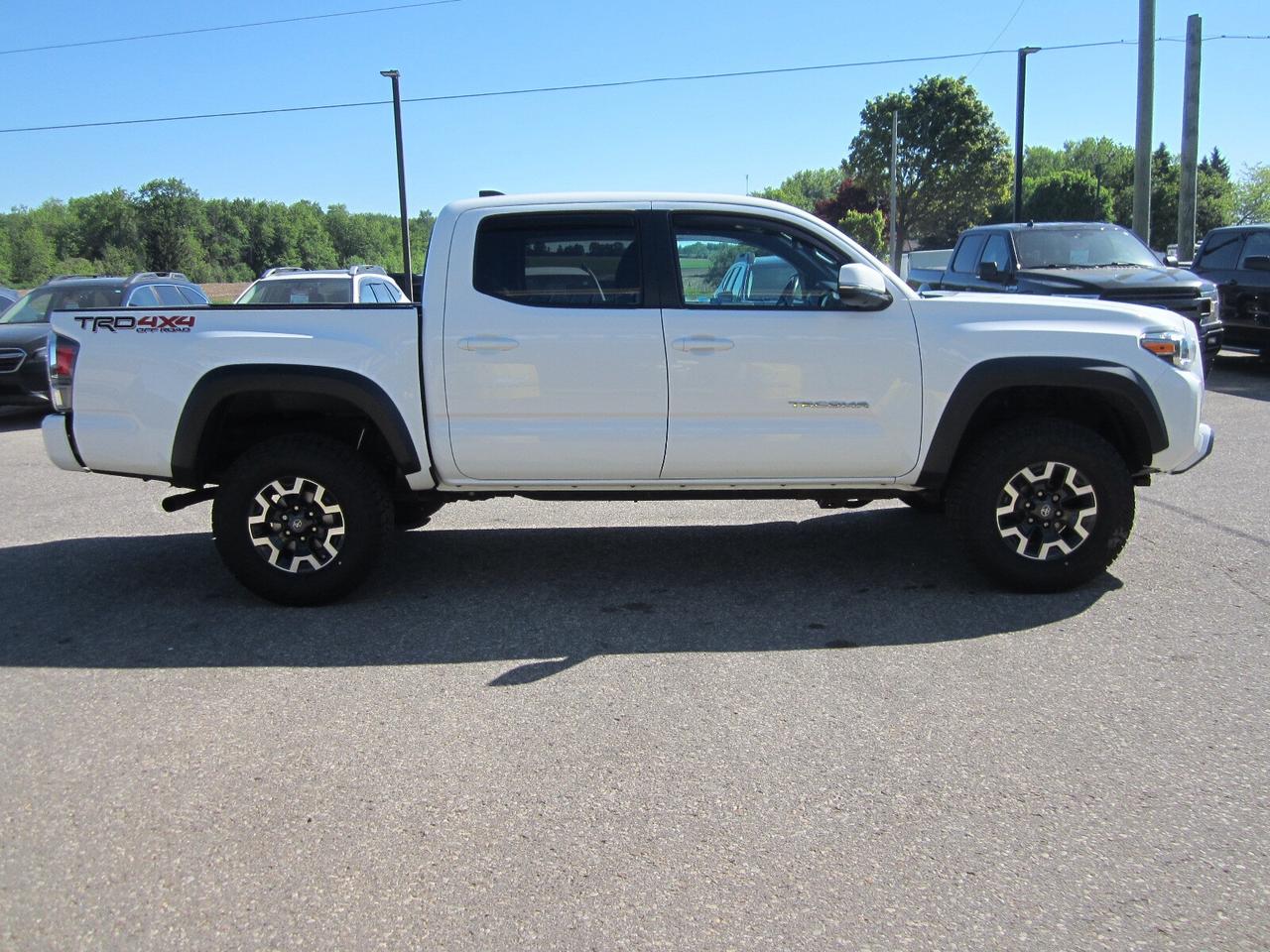 2020 Toyota Tacoma TRD OFF ROAD LEATHER ONE OWNER NO ACCIDENTS Photo