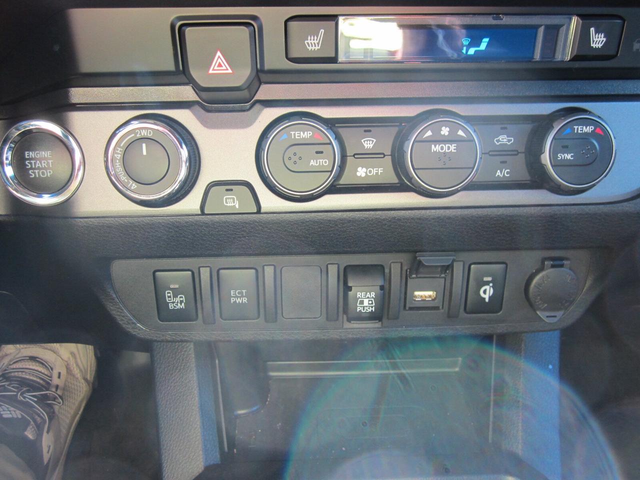 2020 Toyota Tacoma TRD OFF ROAD LEATHER ONE OWNER NO ACCIDENTS Photo