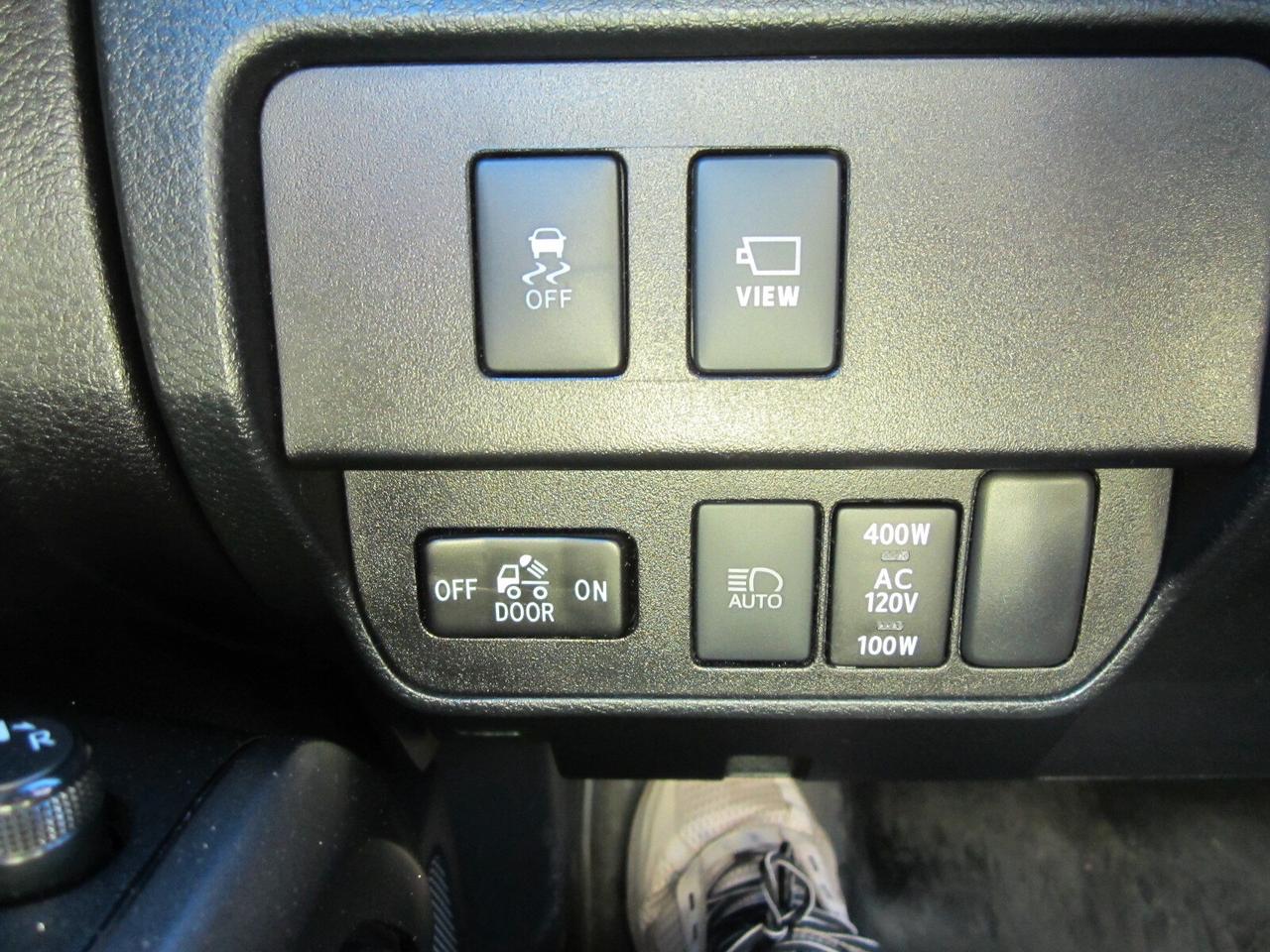 2020 Toyota Tacoma TRD OFF ROAD LEATHER ONE OWNER NO ACCIDENTS Photo