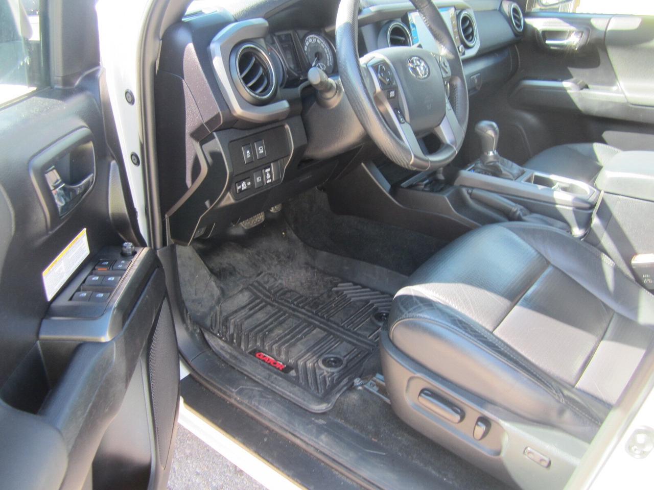 2020 Toyota Tacoma TRD OFF ROAD LEATHER ONE OWNER NO ACCIDENTS Photo