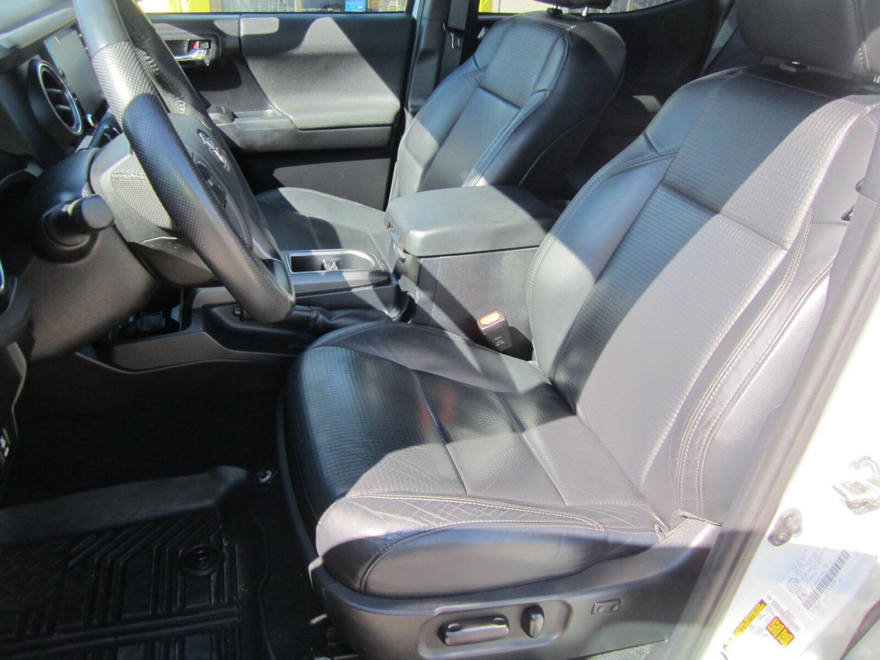 2020 Toyota Tacoma TRD OFF ROAD LEATHER ONE OWNER NO ACCIDENTS Photo