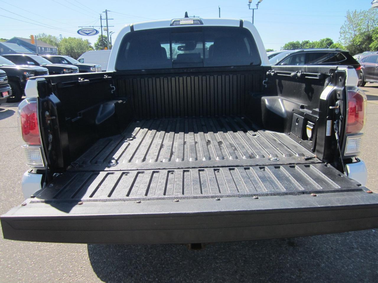 2020 Toyota Tacoma TRD OFF ROAD LEATHER ONE OWNER NO ACCIDENTS Photo