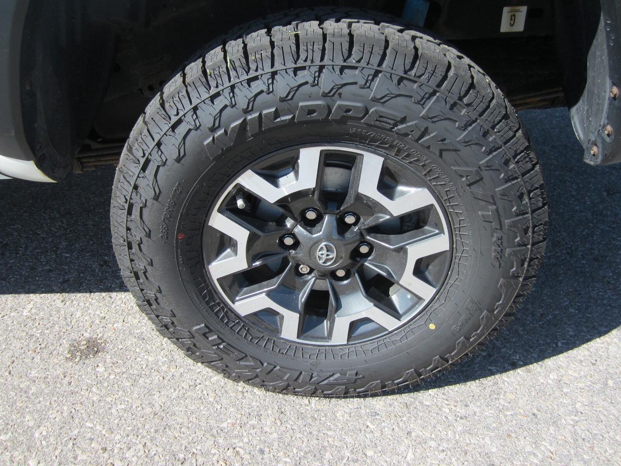 2020 Toyota Tacoma TRD OFF ROAD LEATHER ONE OWNER NO ACCIDENTS Photo