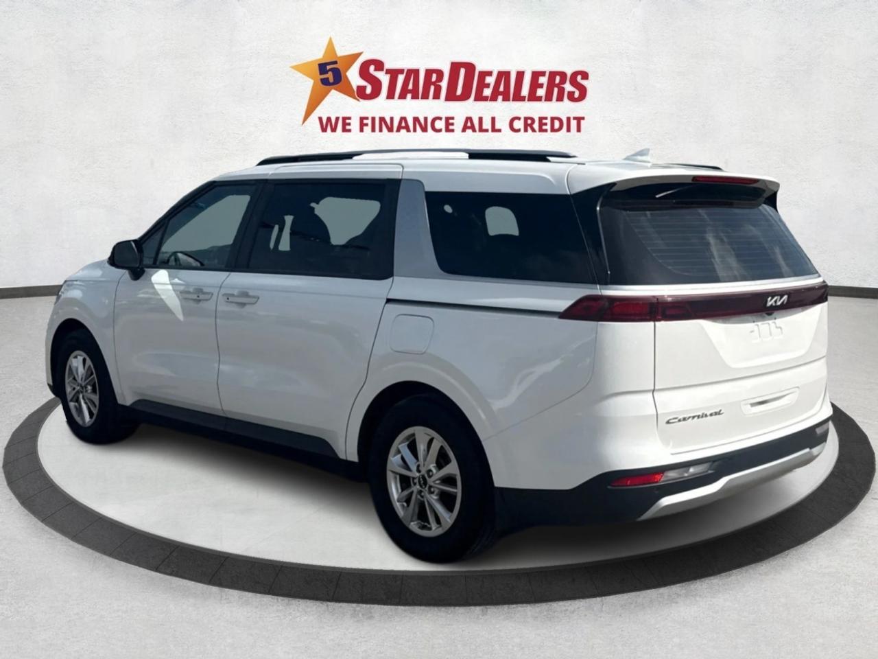 2022 Kia Carnival LX+ 8 PASS REAR CAM WE FINANCE ALL CREDIT Photo