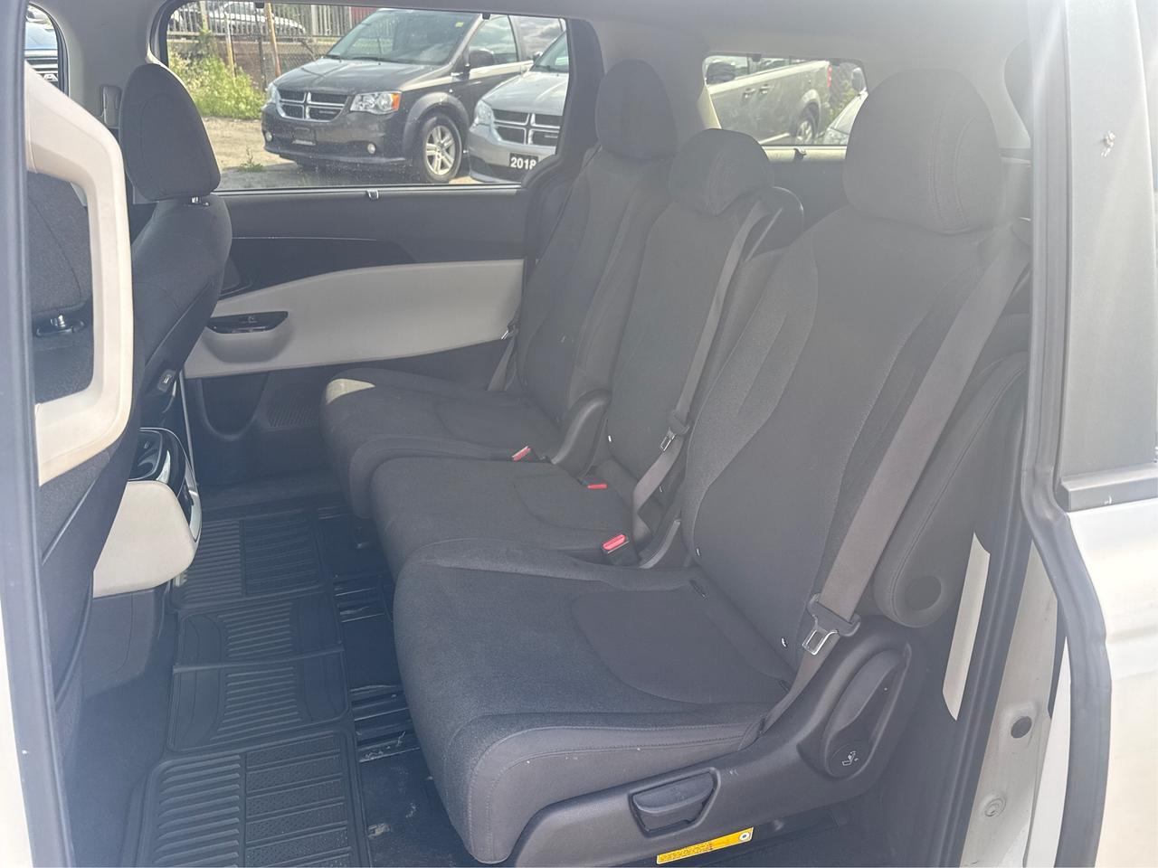 2022 Kia Carnival LX+ 8 PASS REAR CAM WE FINANCE ALL CREDIT Photo