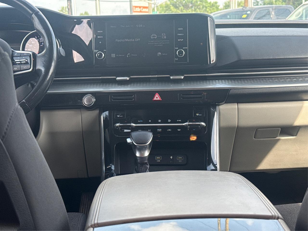 2022 Kia Carnival LX+ 8 PASS REAR CAM WE FINANCE ALL CREDIT Photo