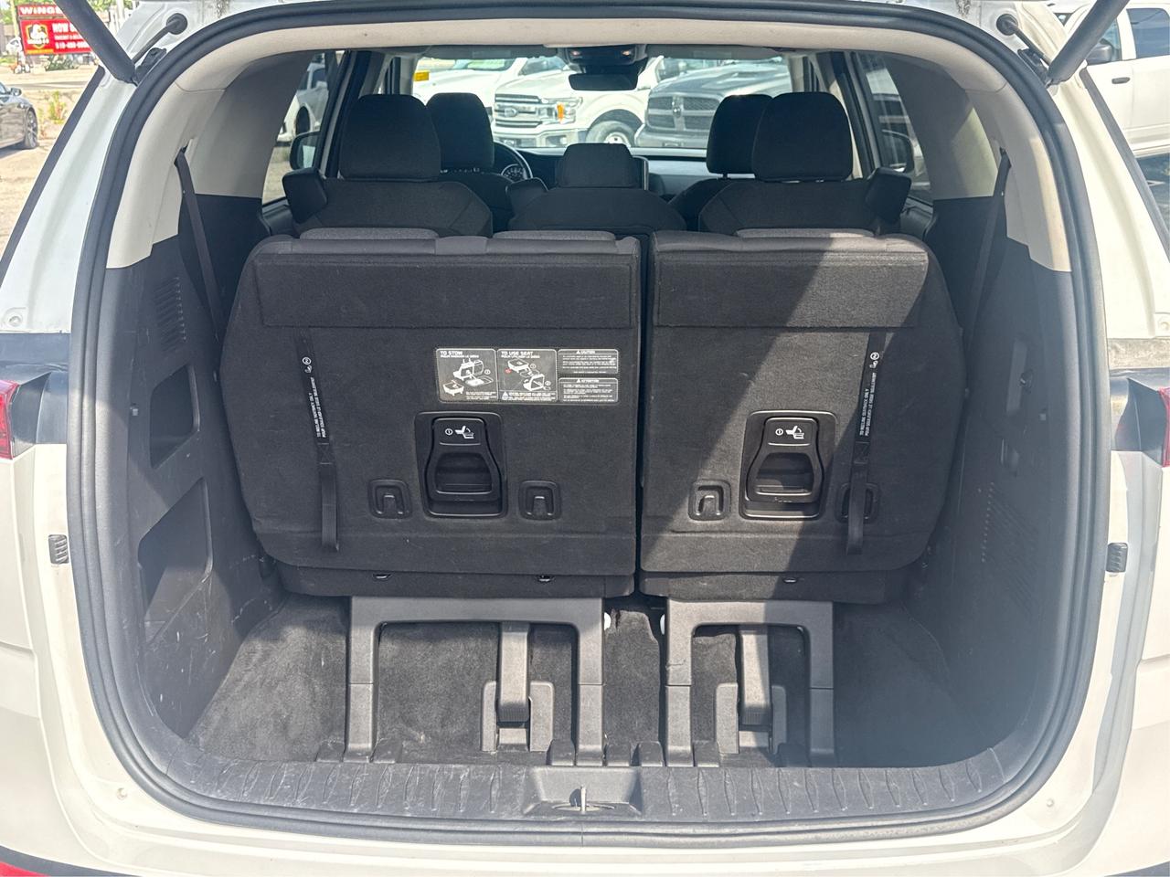 2022 Kia Carnival LX+ 8 PASS REAR CAM WE FINANCE ALL CREDIT Photo