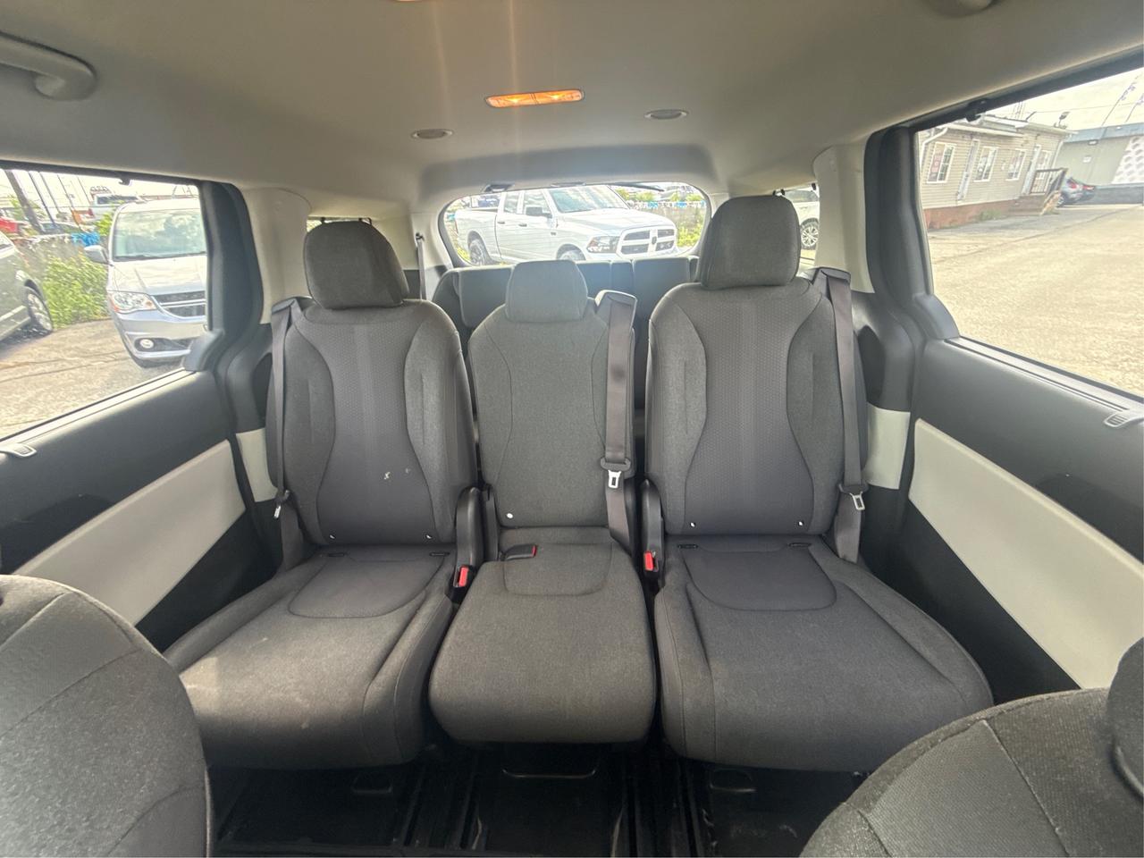2022 Kia Carnival LX+ 8 PASS REAR CAM WE FINANCE ALL CREDIT Photo