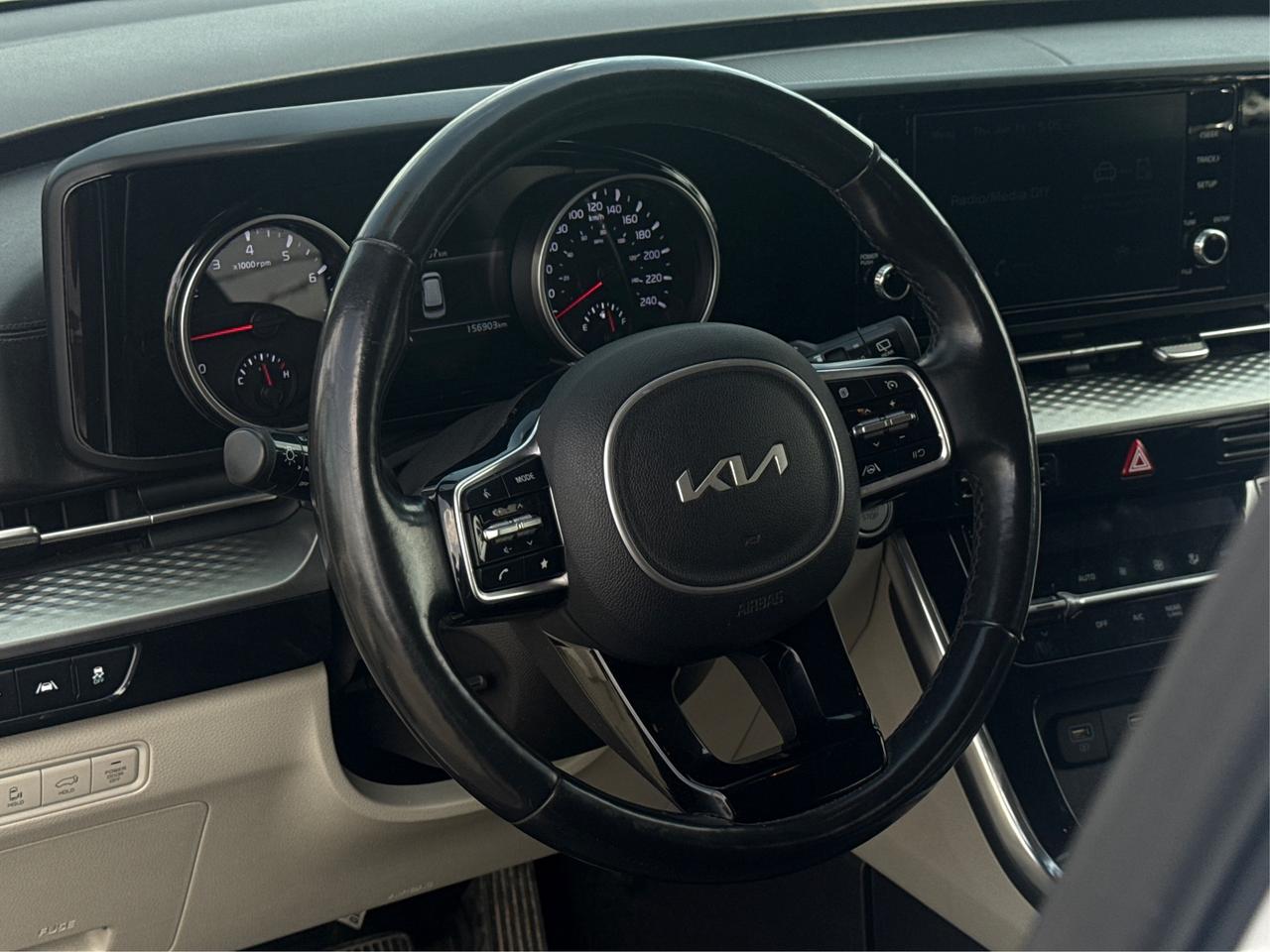 2022 Kia Carnival LX+ 8 PASS REAR CAM WE FINANCE ALL CREDIT Photo