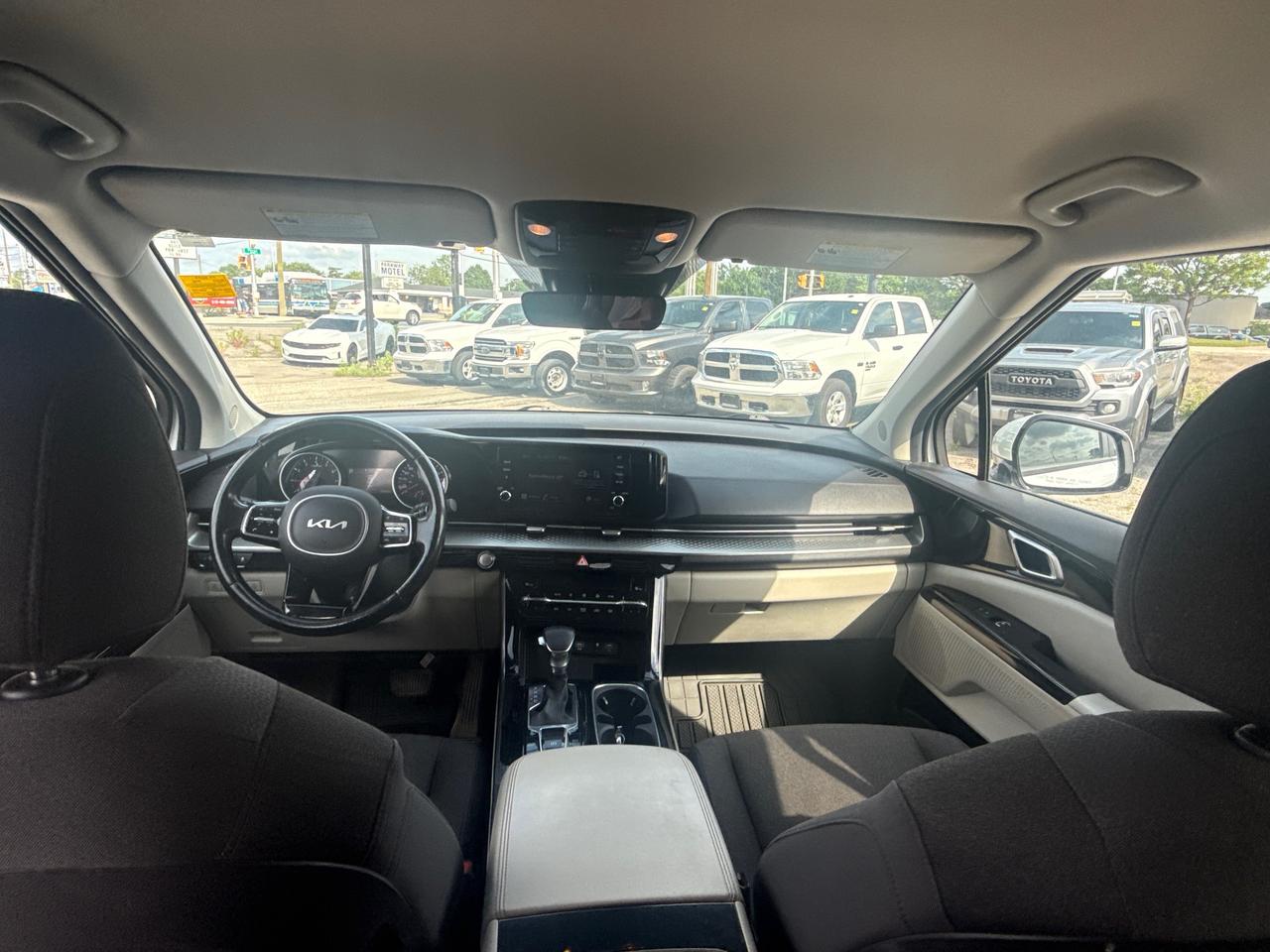 2022 Kia Carnival LX+ 8 PASS REAR CAM WE FINANCE ALL CREDIT Photo