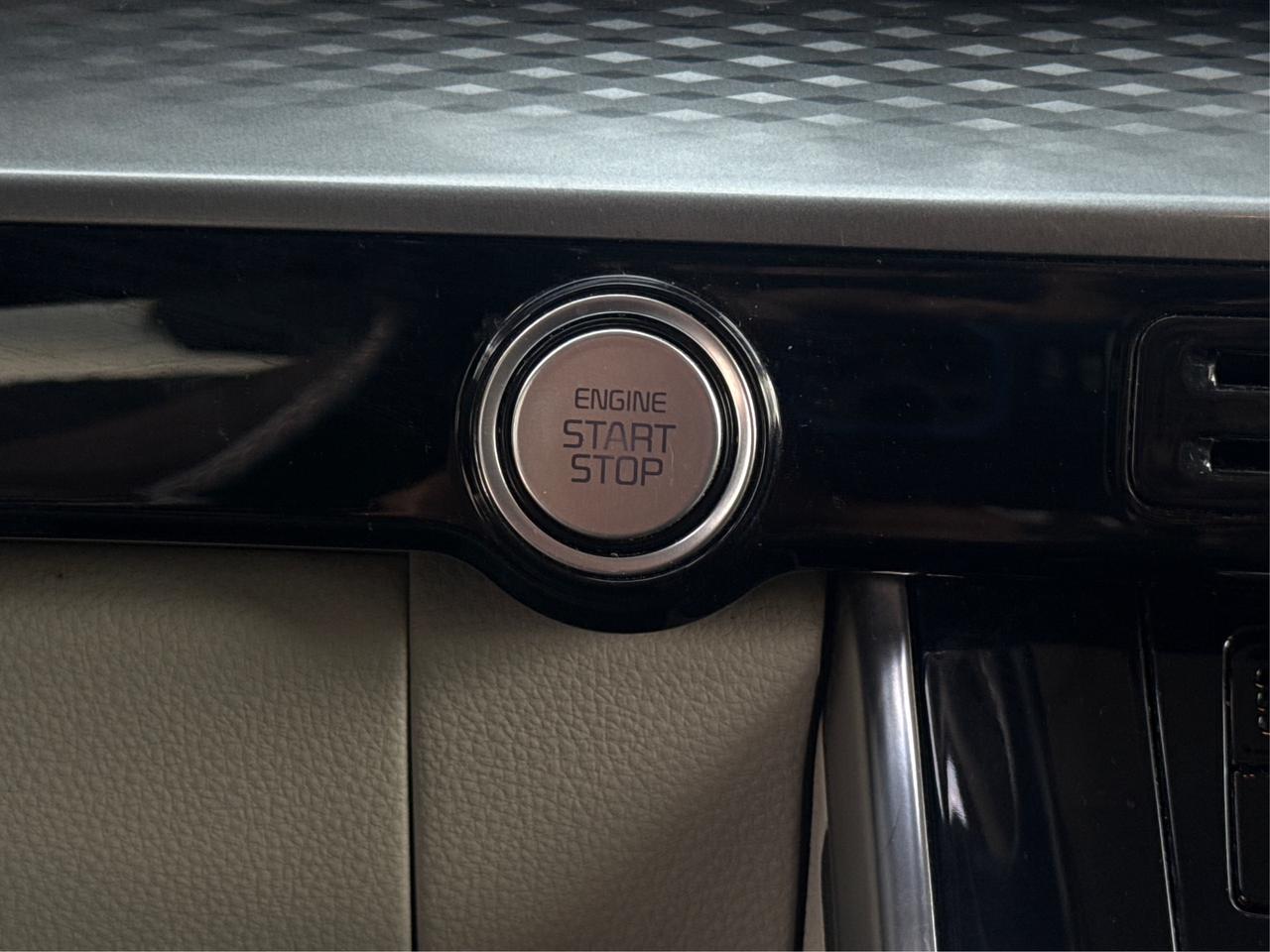 2022 Kia Carnival LX+ 8 PASS REAR CAM WE FINANCE ALL CREDIT Photo