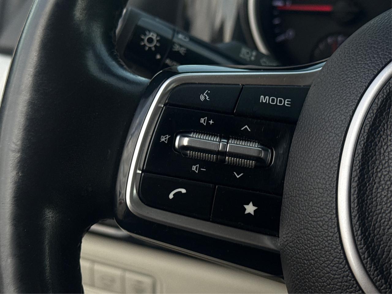2022 Kia Carnival LX+ 8 PASS REAR CAM WE FINANCE ALL CREDIT Photo
