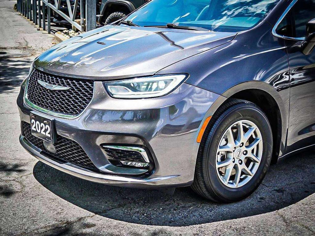 2022 Chrysler Pacifica  Photo3