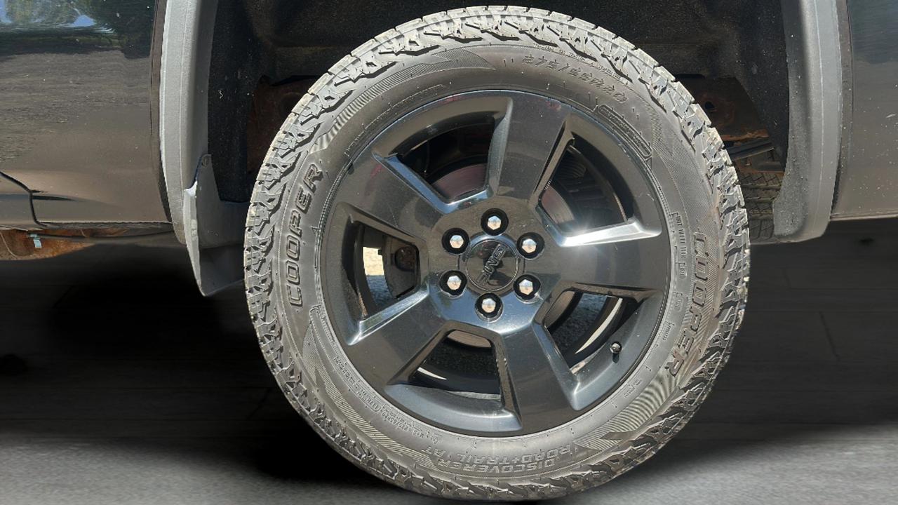 2017 GMC Sierra 1500 4WD Crew Cab 143.5  SLE Photo