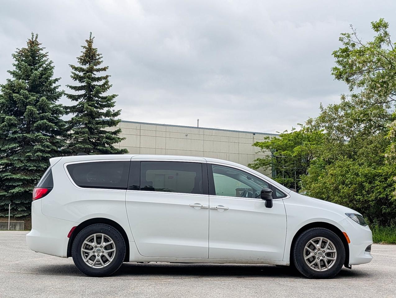 2024 Chrysler Grand Caravan SXT Photo3