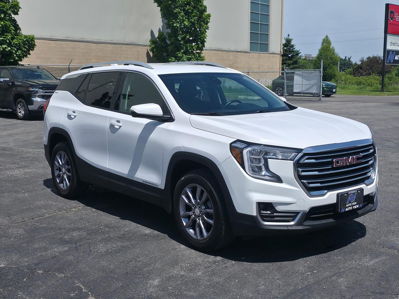 2024 GMC Terrain SLT *GREAT COMPACT CROSSOVER SUV* Photo2