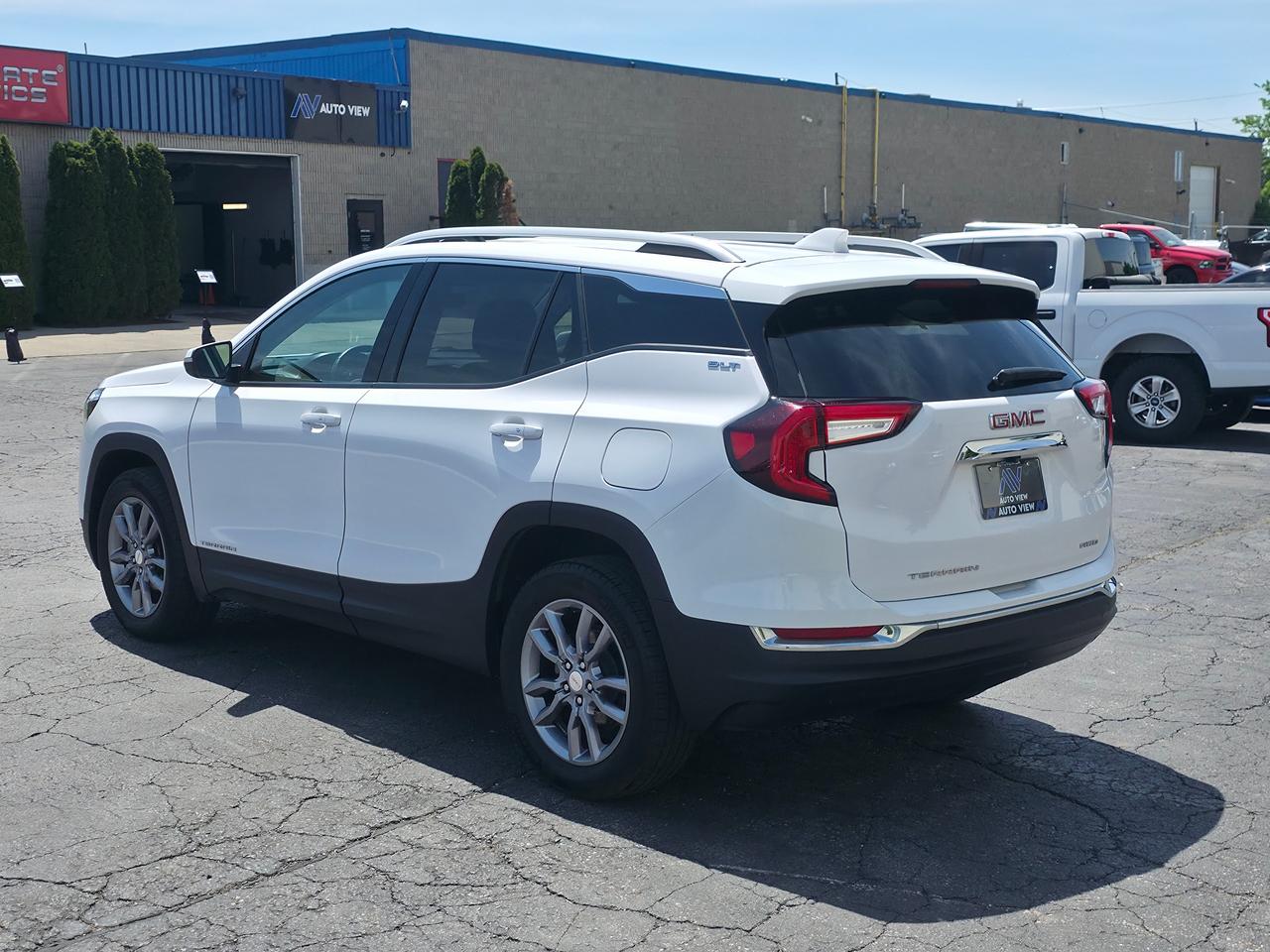 2024 GMC Terrain SLT *GREAT COMPACT CROSSOVER SUV* Photo