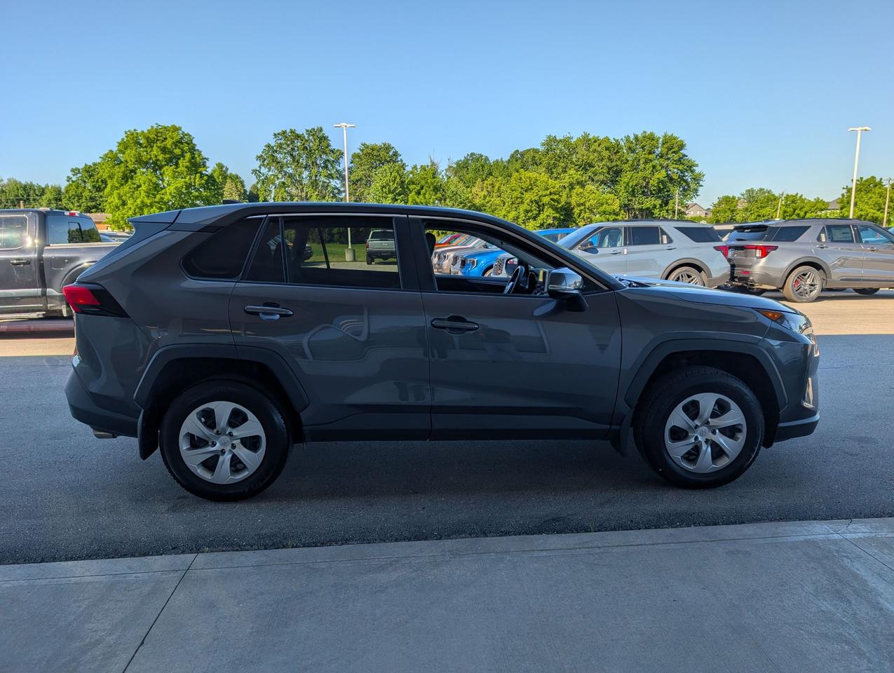 2023 Toyota RAV4 LE AWD Photo3