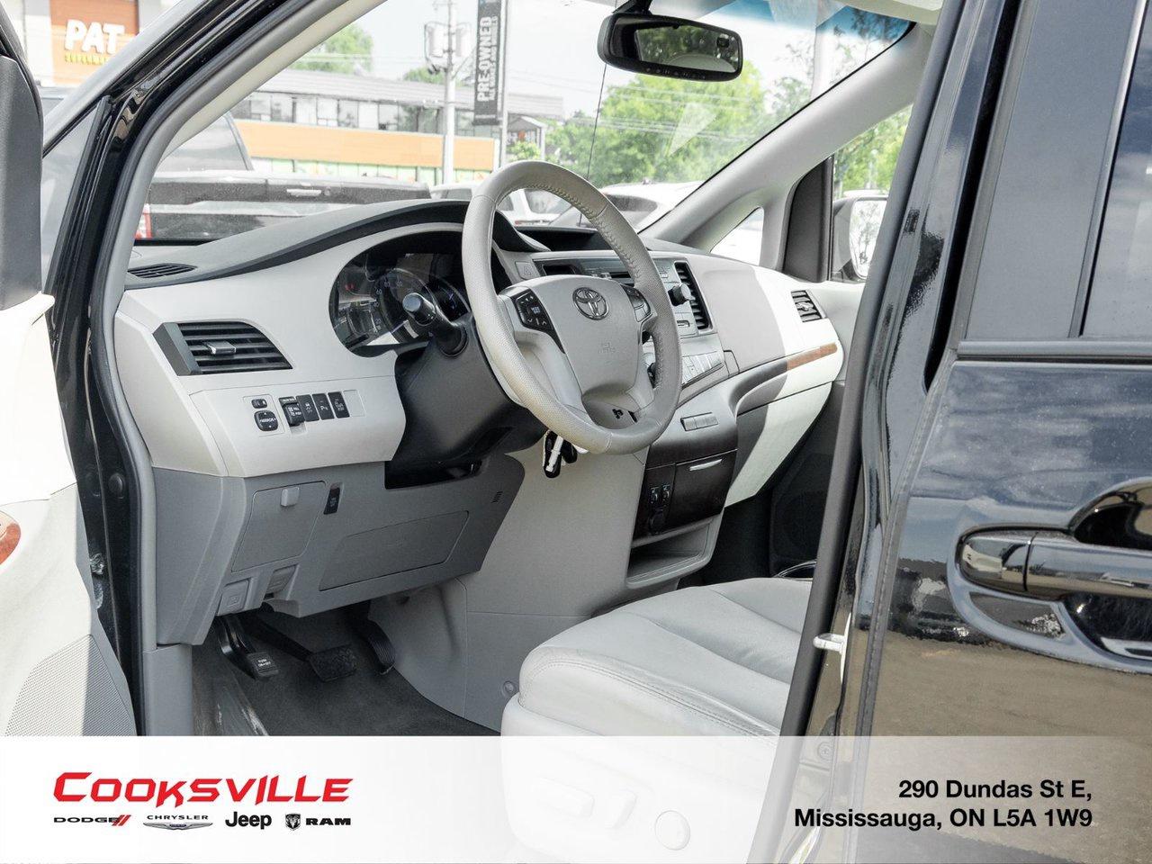2013 Toyota Sienna XLE AWD 7-pass V6 6A Photo