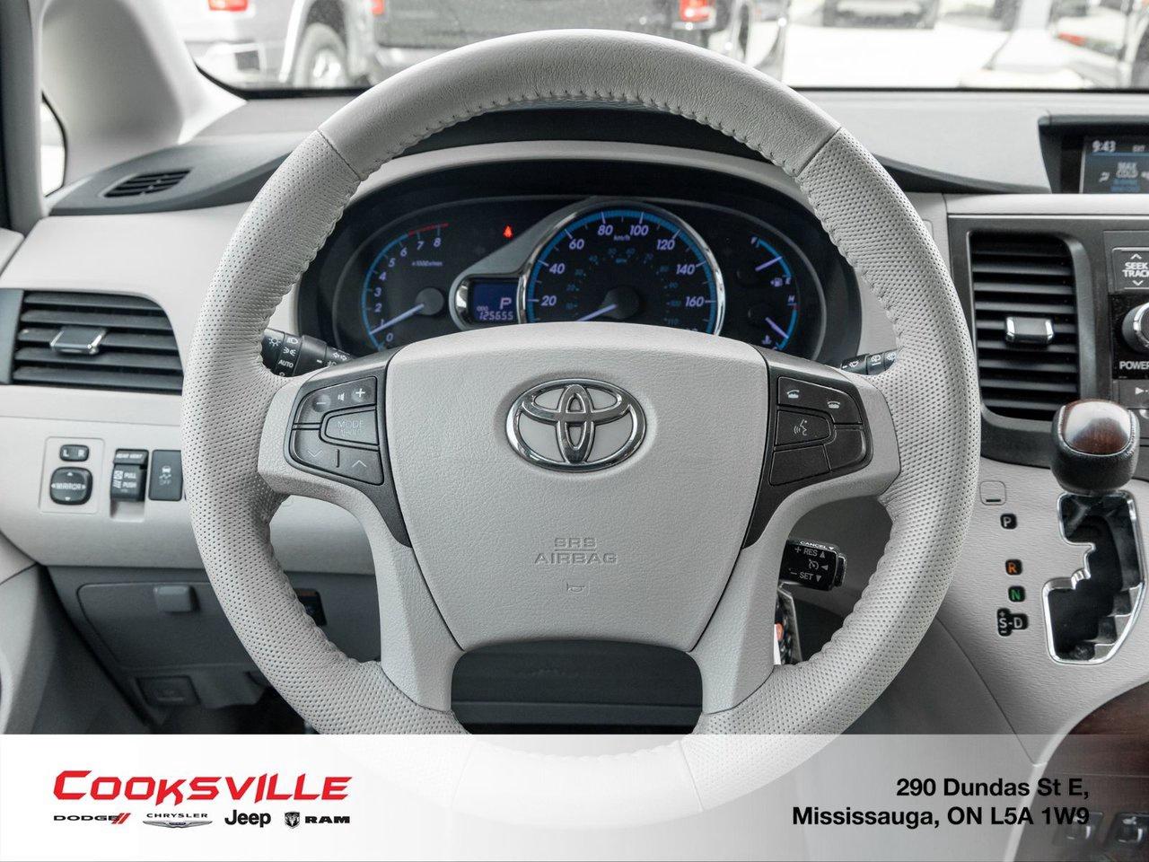 2013 Toyota Sienna XLE AWD 7-pass V6 6A Photo