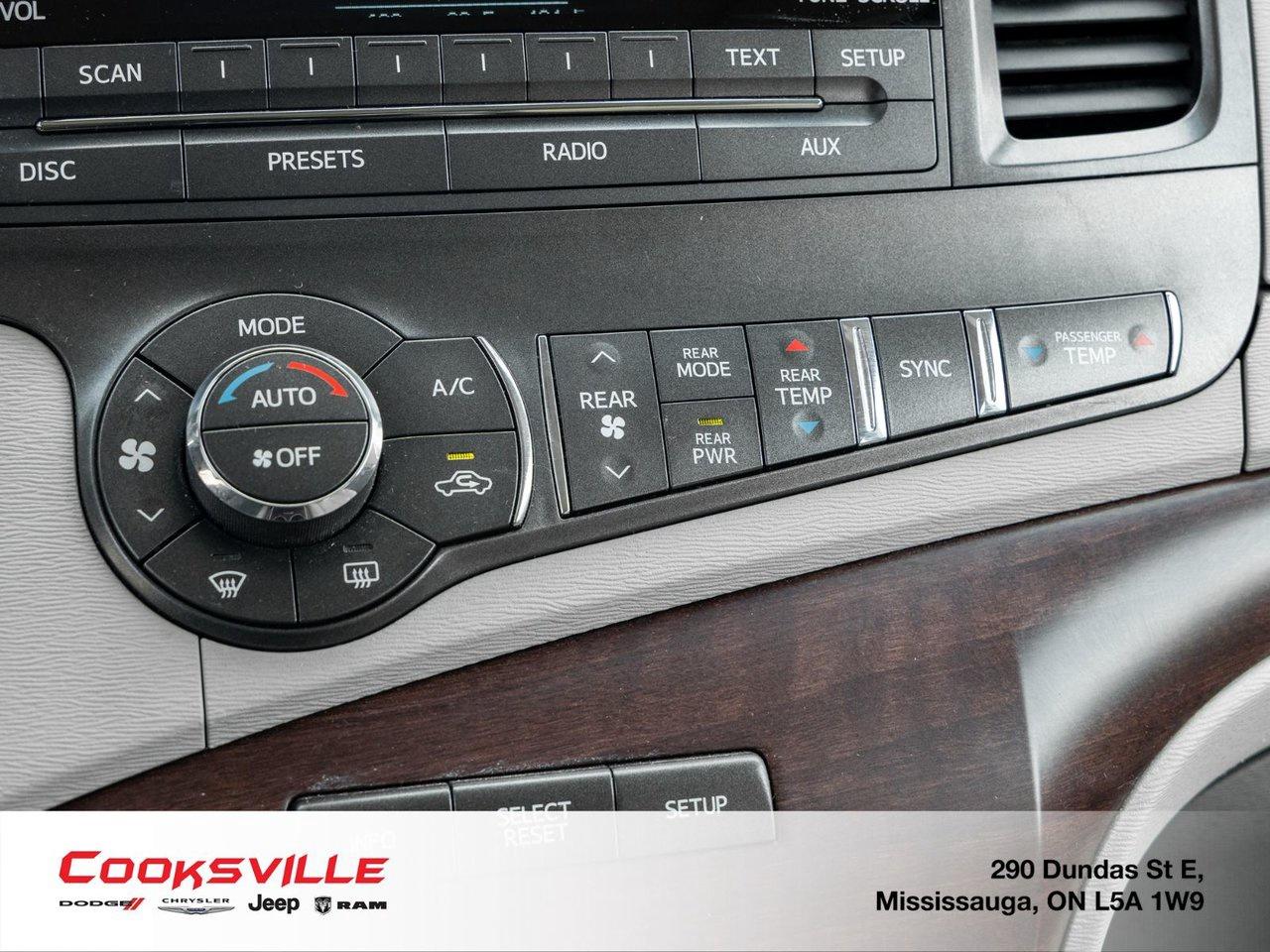 2013 Toyota Sienna XLE AWD 7-pass V6 6A Photo