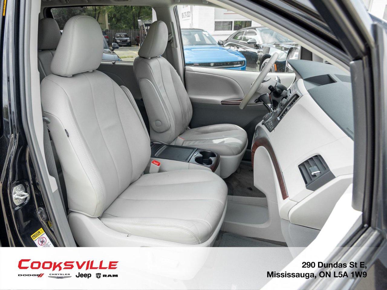 2013 Toyota Sienna XLE AWD 7-pass V6 6A Photo