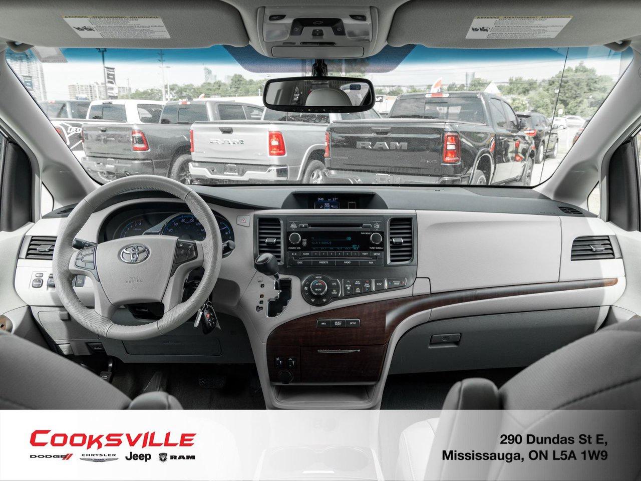 2013 Toyota Sienna XLE AWD 7-pass V6 6A Photo