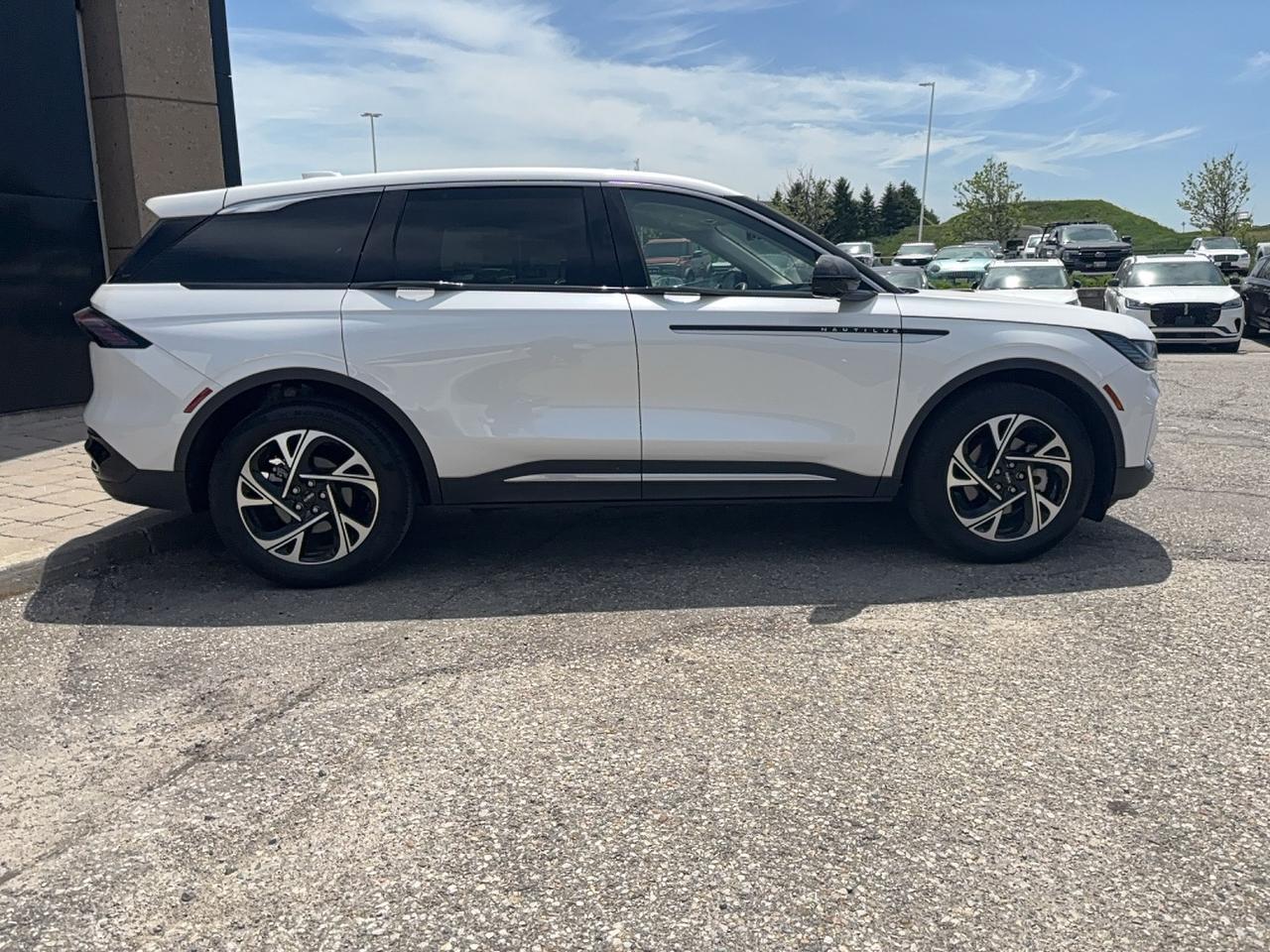 2026 Lincoln Nautilus AWD, LEATHER, PANO ROOF, 48" SCREEN, 19" RIMS! Photo