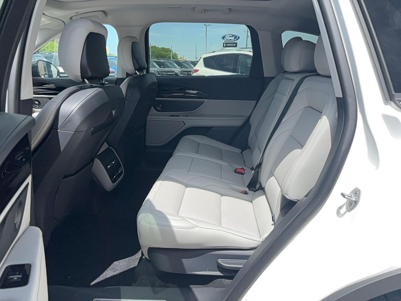 2026 Lincoln Nautilus AWD, LEATHER, PANO ROOF, 48" SCREEN, 19" RIMS! Photo