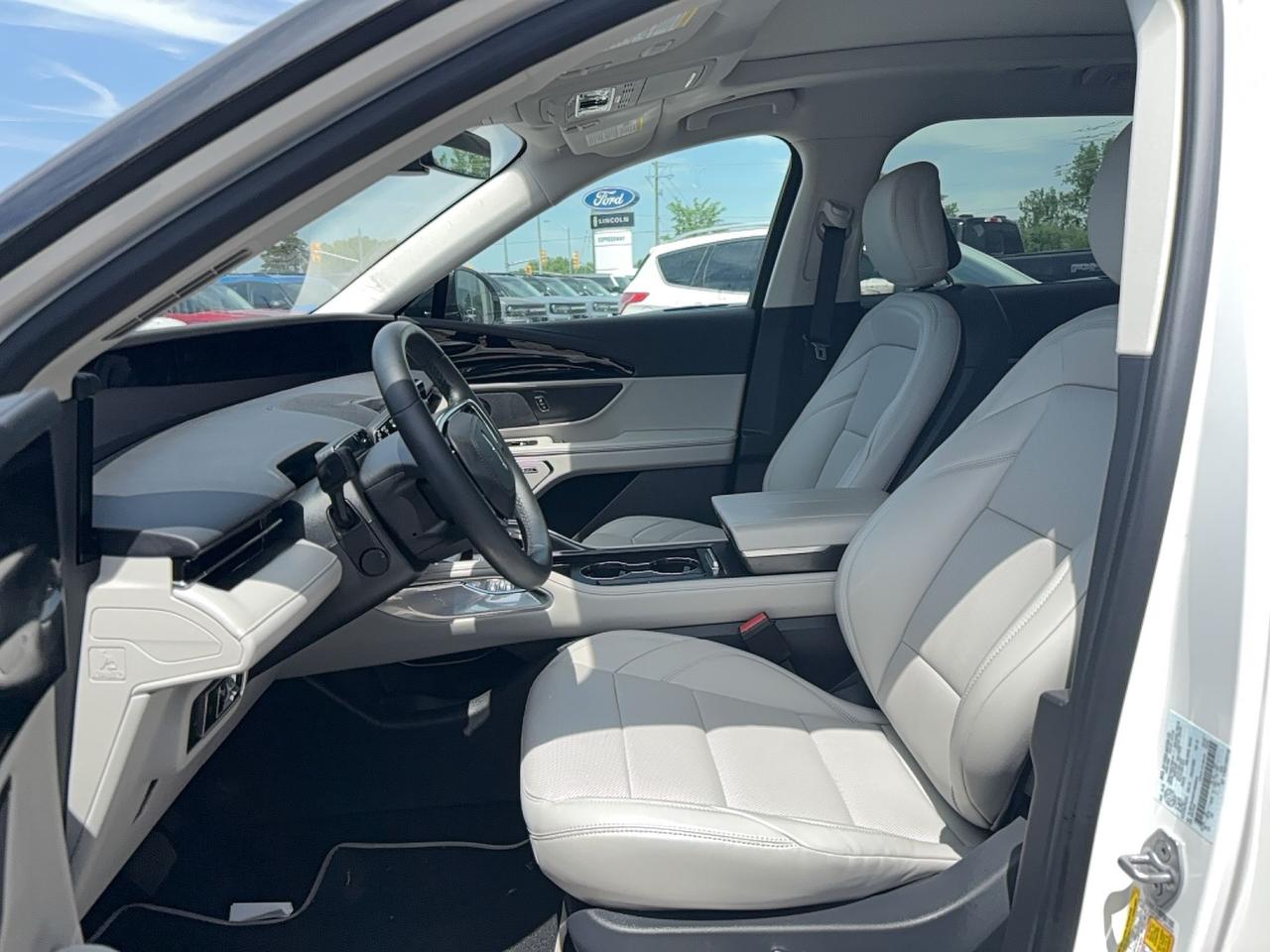 2026 Lincoln Nautilus AWD, LEATHER, PANO ROOF, 48" SCREEN, 19" RIMS! Photo