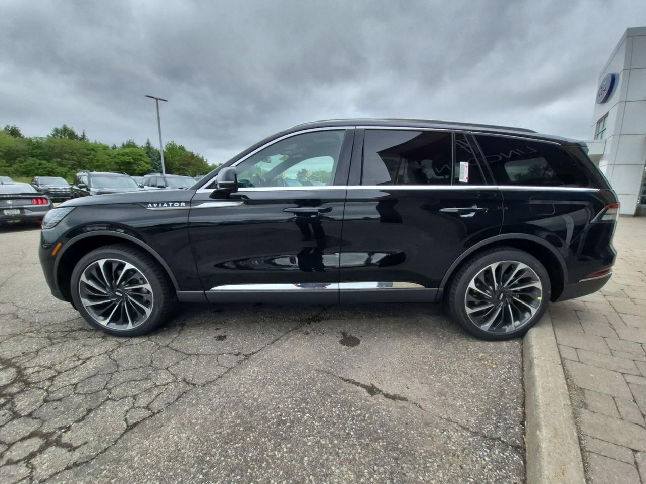 2026 Lincoln Aviator RESERVE, LUXURY PKG, PANORAMIC ROOF, PHONE AS KEY Photo4