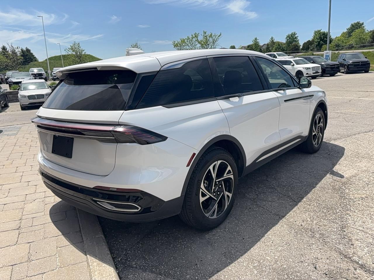2026 Lincoln Nautilus AWD, LEATHER, PANO ROOF, 48" SCREEN, 19" RIMS! Photo4