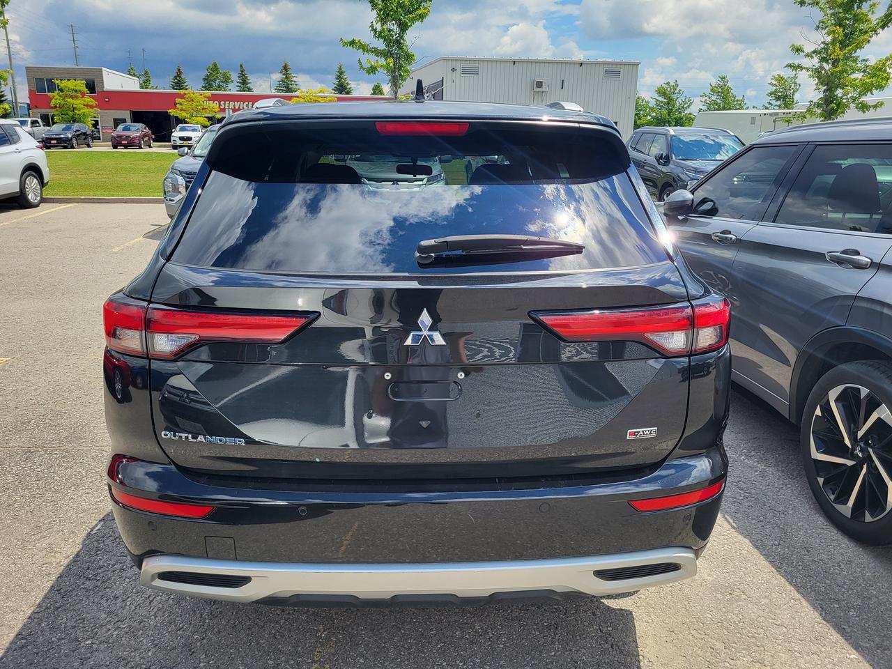 2023 Mitsubishi Outlander SE Photo