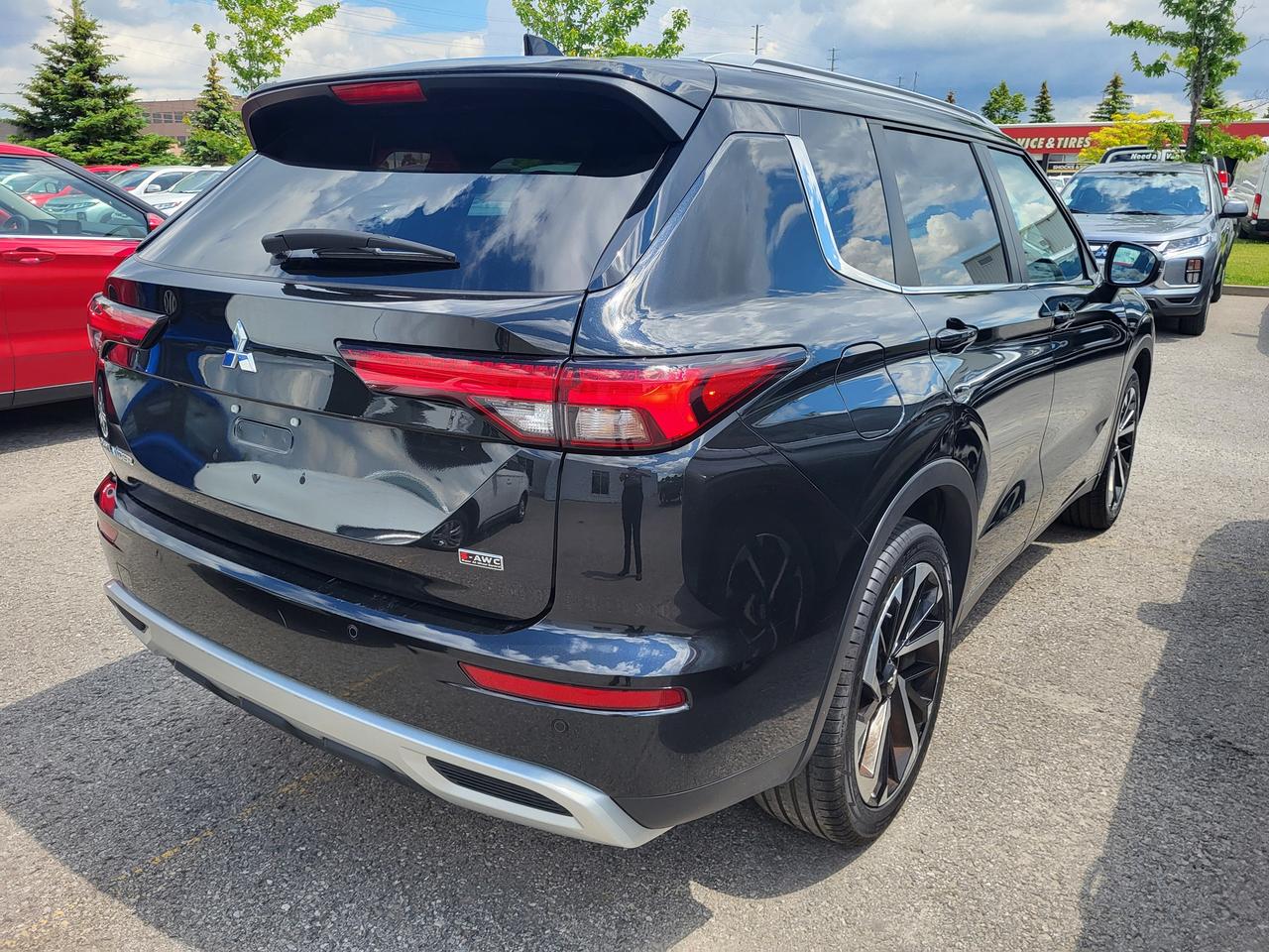 2023 Mitsubishi Outlander SE Photo