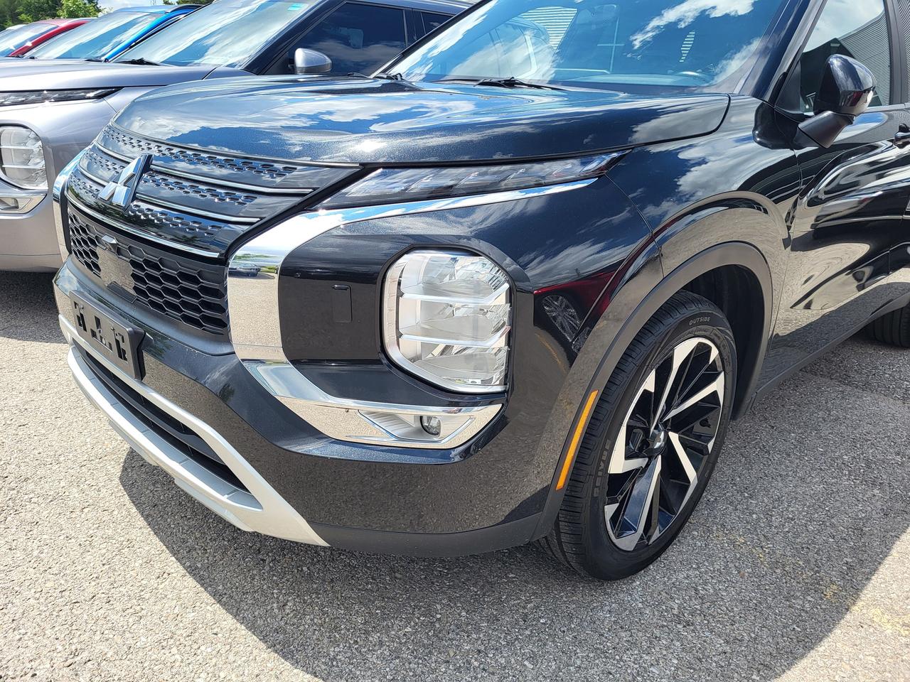 2023 Mitsubishi Outlander SE Photo