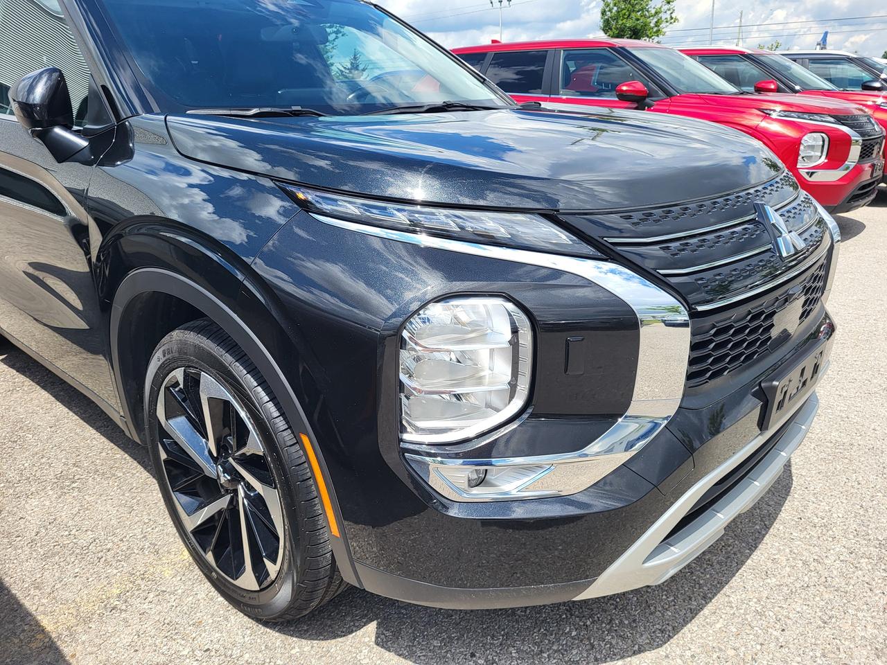 2023 Mitsubishi Outlander SE Photo3